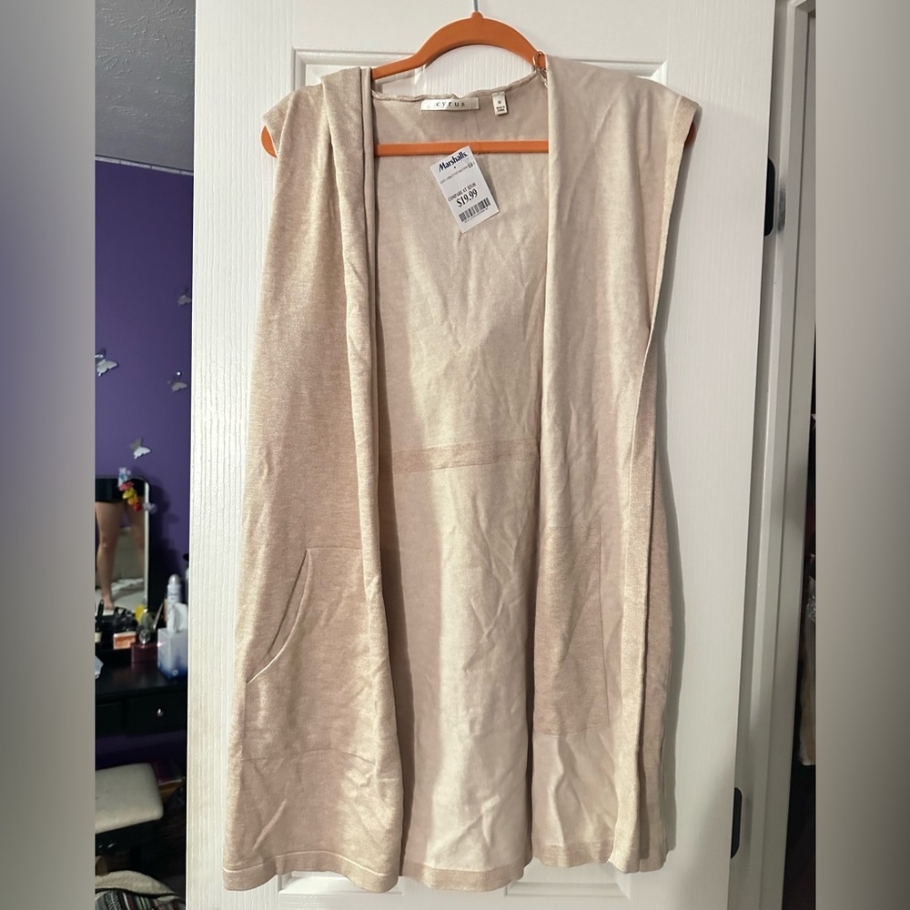 Sleeveless cream cardigan